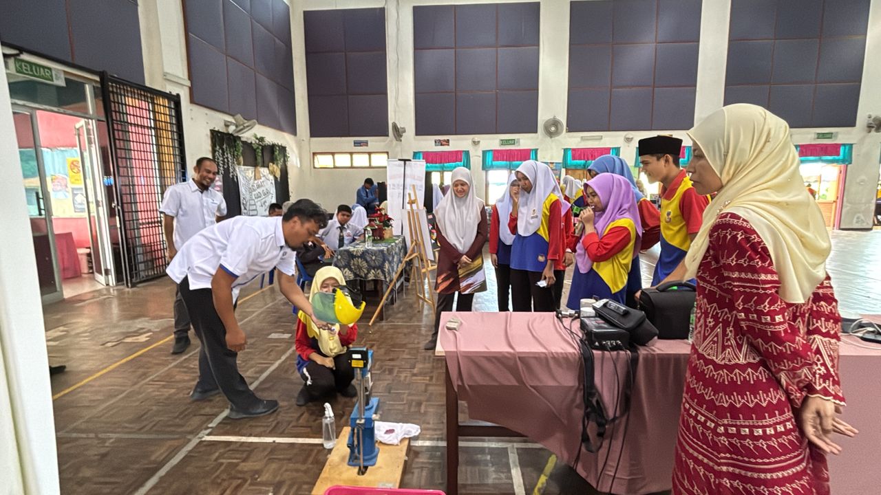 Pensyarah dari Fakulti Teknologi Kejuruteraan Awam, UMPSA berkongsi ilmu dan melakukan demonstrasi peralatan makmal kejuruteraan awam dalam Karnival STEM Sekolah Angkat Madani yang berlangsung di SMK Maran 2 pada 1 Oktober 2025